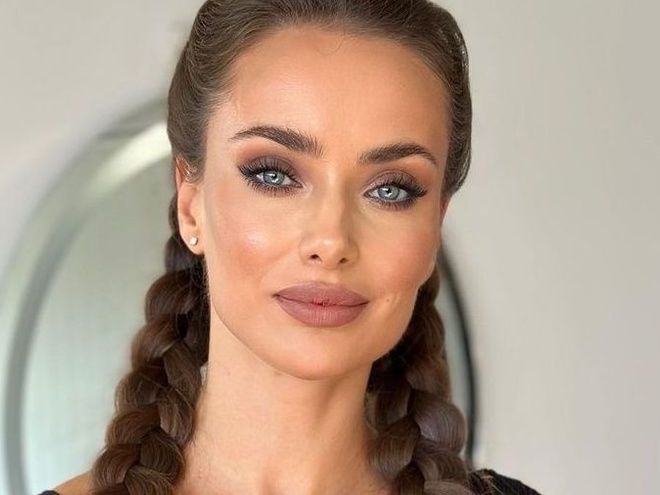 Мішина показала, як вона в короткому рожевому топі осідлала боксерську грушу