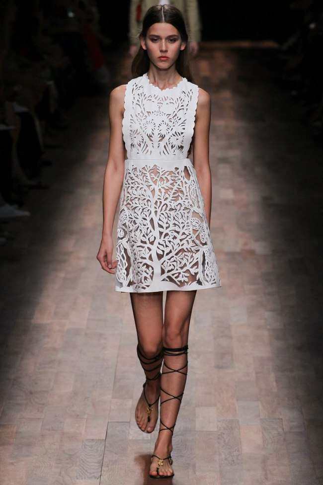 Маленька біла сукня