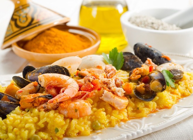 Іспанська кухня багата овочами, морепродуктами, стравами із рису і птиці, а також ніжними десертами