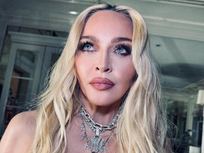 Мадонна топлес у масивних прикрасах скуштувала супу – фото