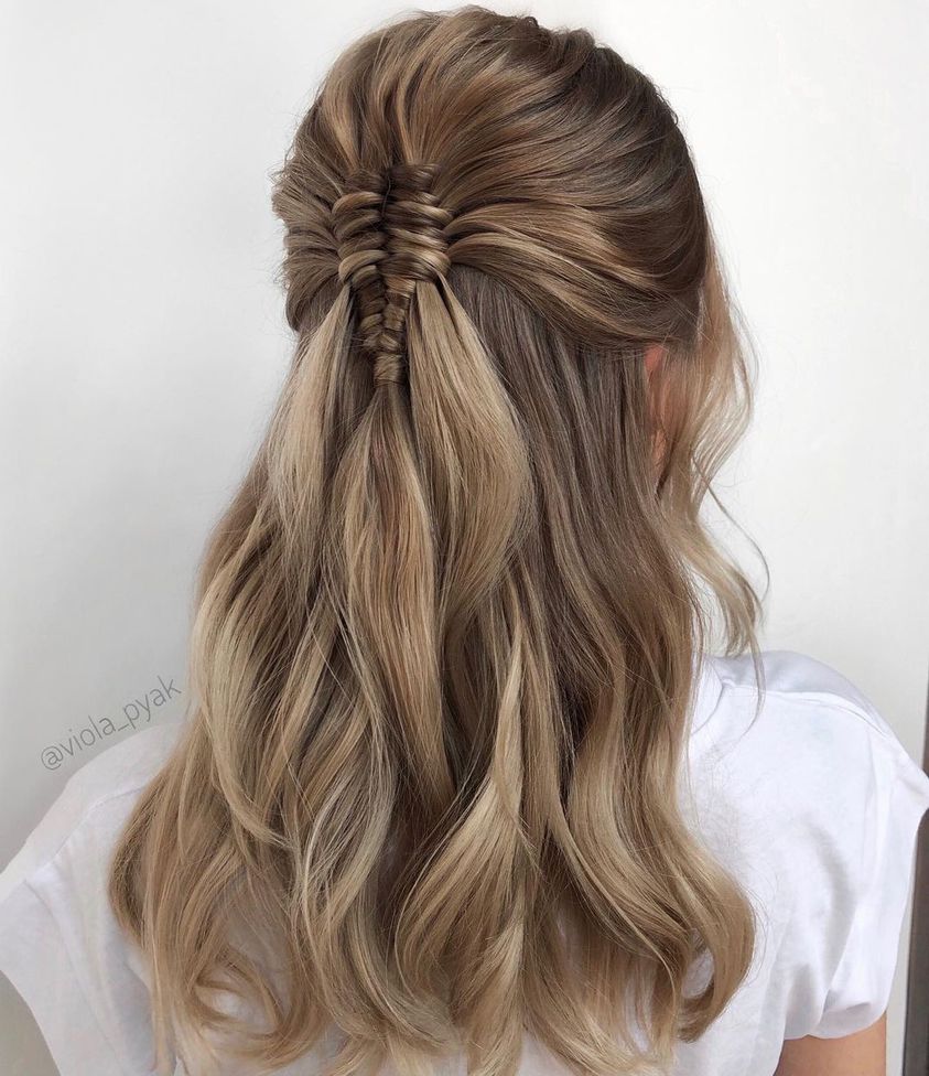 Распущенные волосы — прическа на Новый год 2021