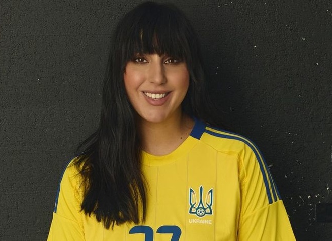 Джамала з чоловіком та трьома дітьми знялися у футболках збірної України з футболу