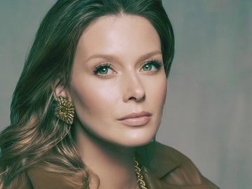 Грєшнова блиснула ногами в колготках із візерунком і леопардових туфлях