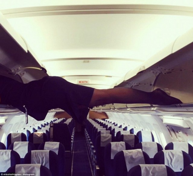 Флешмоб стюардесс: "Пока в самолёте никого нет"