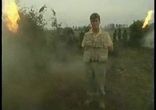 солдаты жгут траву!а репортёру хорошо!    