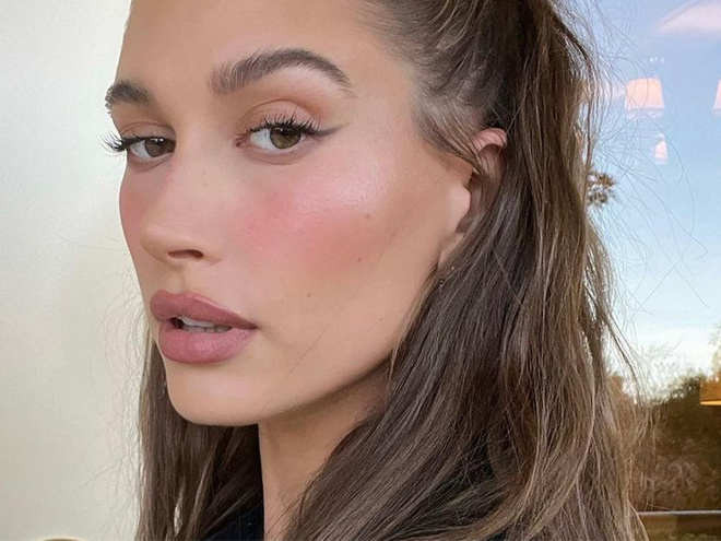 Провокація на максимум: Гейлі Бібер вразила всіх наповал у total red look