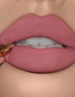 Увеличить губы с помощью макияжа