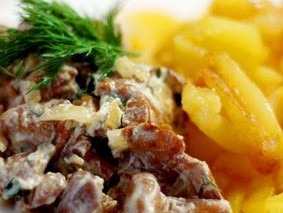 Лисички тушенные в сметане Лисички тушенные в сметане