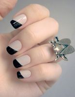 Манікюр з чорним лаком: як і з чим носити