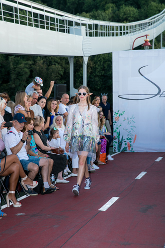 Fashion Show SEREBROVA SS20 на Пішохідному мосту через Дніпро: фотозвіт