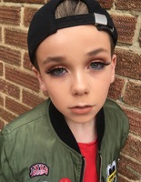 Мальчик-визажист