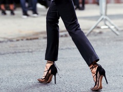 С чем носить черные брюки:  11 образов на любой вкус