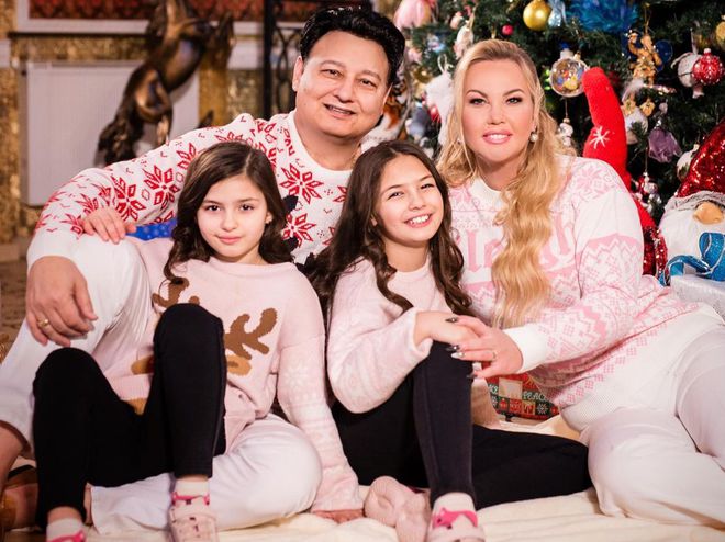 Камалия с семьей