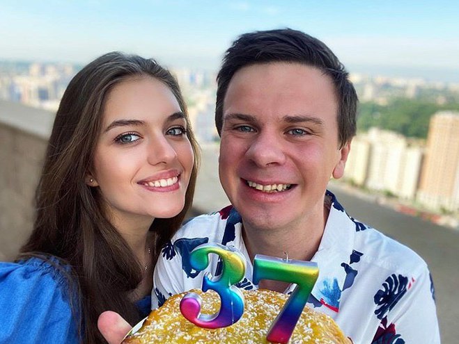 Дмитрию Комарову — 37: как известного путешественника поздравила молодая жена и коллеги