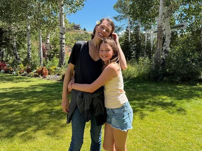 Йовович розсмішила святковим плакатом з нагоди 11-річчя дочки