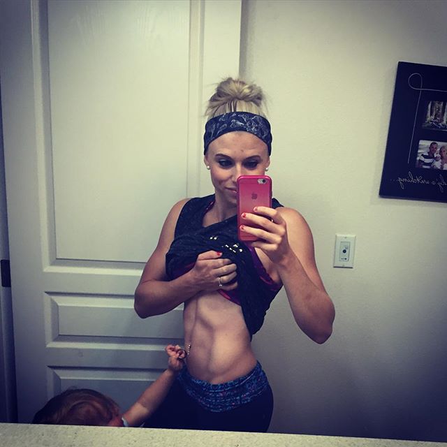 Фітнес-мама bottlesandbarbells