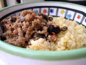 Булгур с белым рагу и оливками