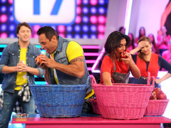 Фото со съемок шоу "Хто зверху": конкурс поедания яблок