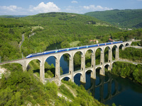 Поезд на мосту HD