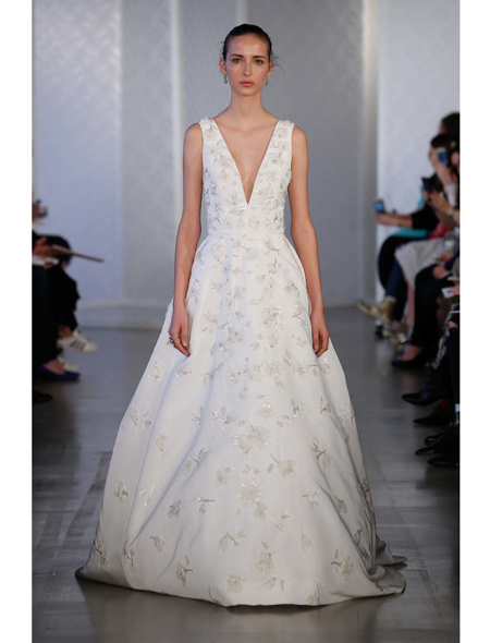 Свадебное платье с декольте