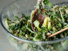 Летний рецепт: лёгкий салат из зеленых овощей