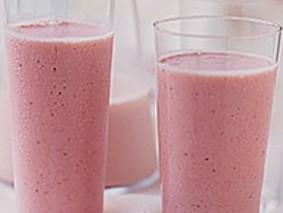 Молочный коктейль с малиной и бананами Молочный коктейль с малиной и бананами