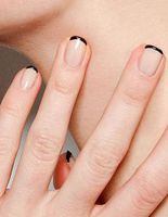 Манікюр з чорним лаком: як і з чим носити