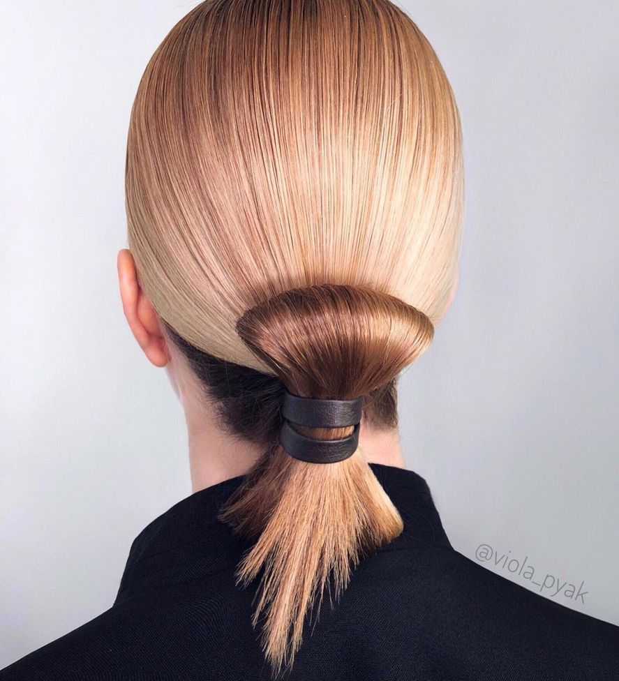 Минималистичный пучок — прическа на Новый год 2021