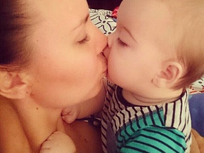 Снится мама целует. Мама целует с языком ребенка. Мама целует ребенка в губы с языком. Мама целует малыша в губы. Женщина целует ребенка с языком.