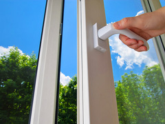 Узнай, почему потеют пластиковые окна и что с этим делать?