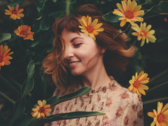 дівчина з квітами