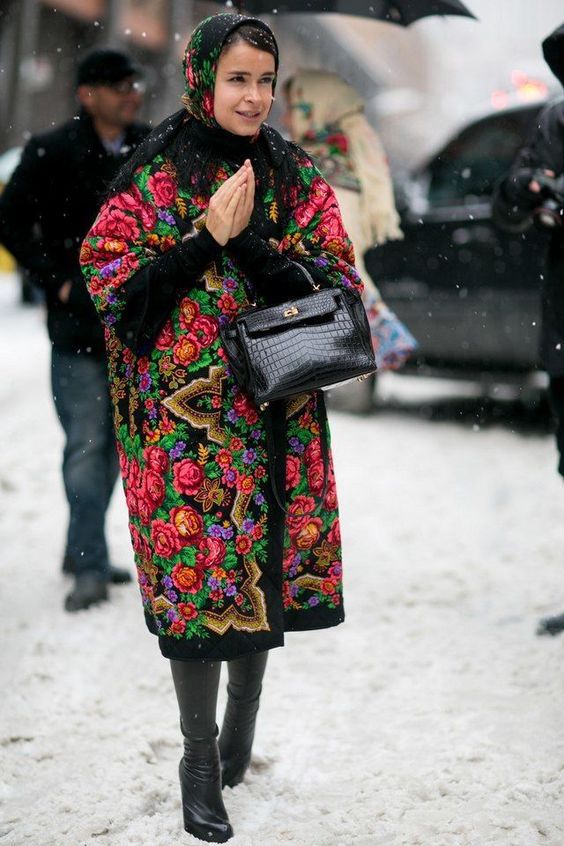 Модные зимние образы с платком на голову