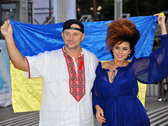 Потап и Настя Каменских с украинским флагом