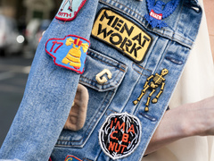 Как носить деним с нашивками