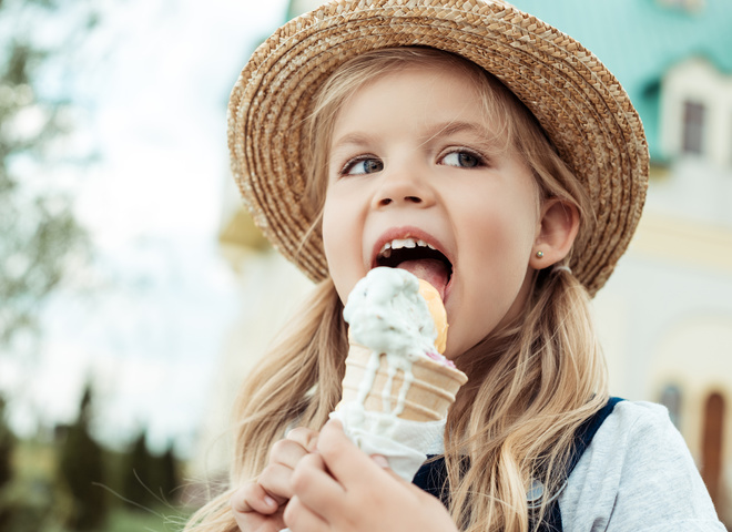 Можно ли есть мороженое в жару: мнение врачей