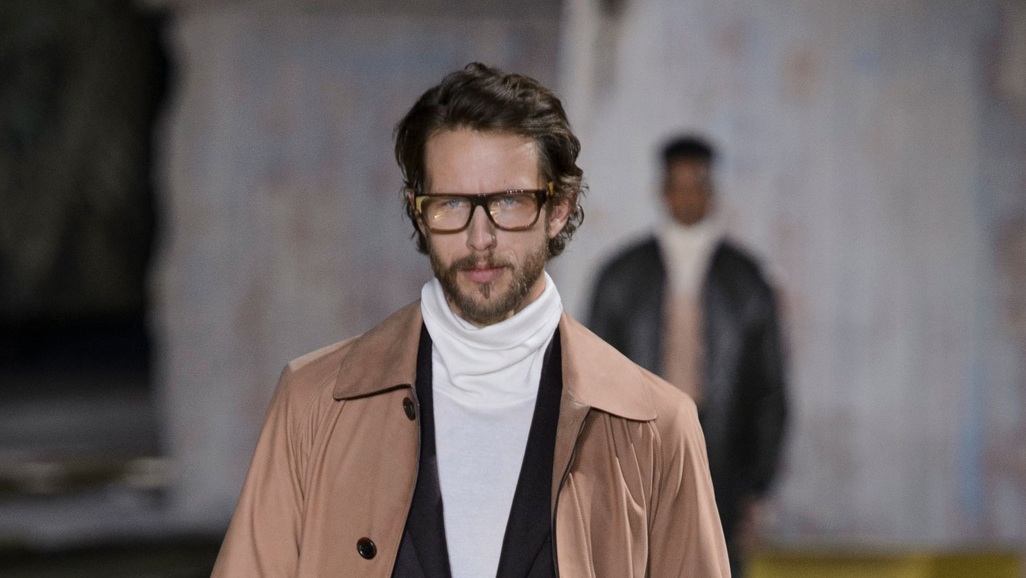 Модные мужские стрижки 2017: волосы зачесанные назад