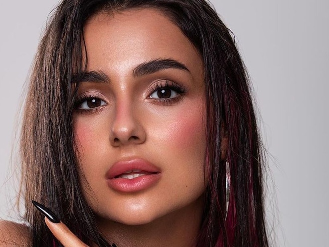 "Очевидно, ти хочеш мене": Трінчер обурила підписників показом сідниць і грудей