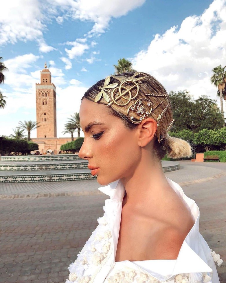 Хвост с акцентной деталью — прическа на Новый год 2021