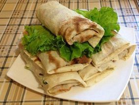 Летняя закуска из лаваша и жаренной курочки Летняя закуска из лаваша и жаренной курочки