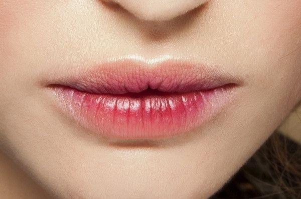 Б'юті-тренд весни: ефект недофарбованих губ