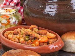 Як приготувати свинячі реберця в горщиках з рисом