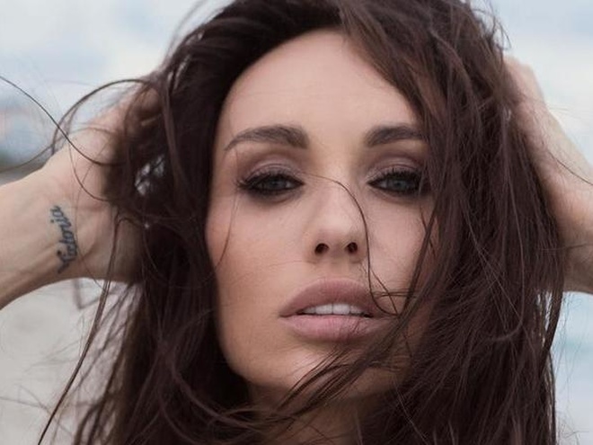 Варлей показала свою "улюблену серію фото" з оголеними грудьми в кукурудзі