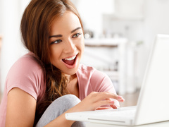 Девушка, радость, флирт, он-лайн отношения, чат