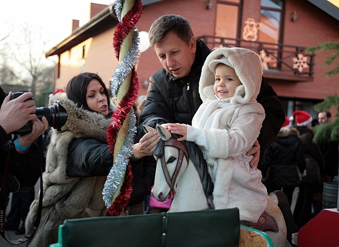 Владимир Макеенко катал свою 3-х летнюю дочку Марию на пони 