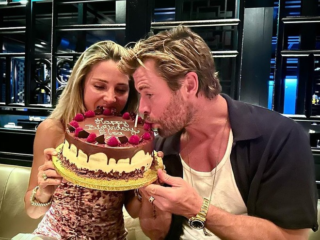 Зірка Marvel Кріс Гемсворт показав відео зі святкування 47-річчя його дружини Ельзи Патакі