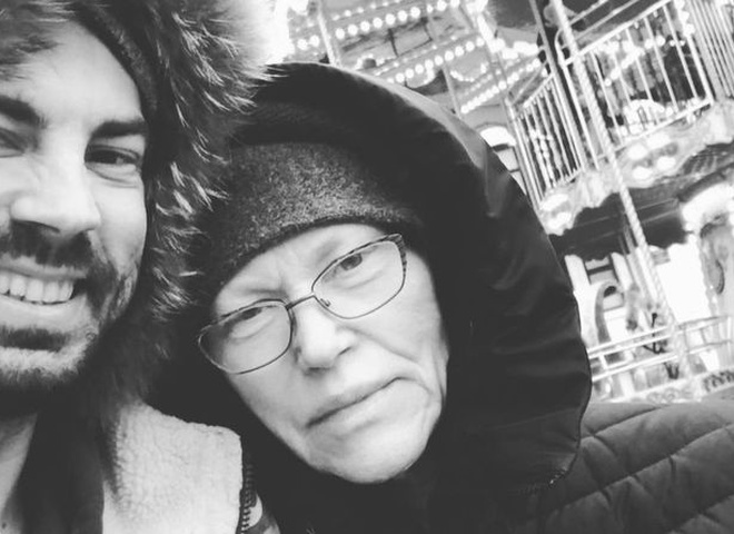 Андрій Бєдняков вшанував пам'ять мами у річницю її смерті