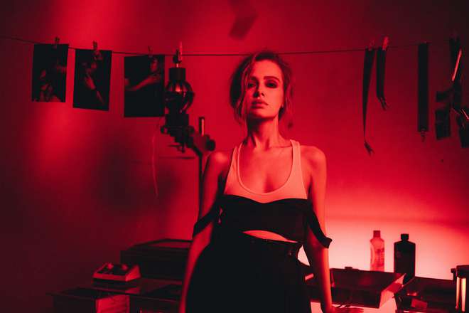 Музыкальный триллер, грозовое небо и красный ливень: о чем дебютный клип MARKELOVA 