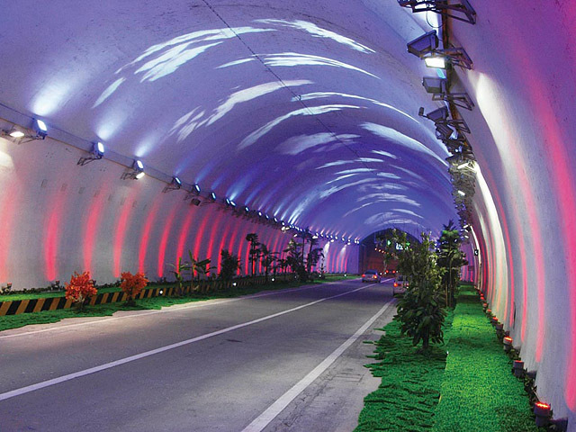Найдовші автомобільні тунелі світу: Чжуннаньшаньскій автомобільний тунель, Китай