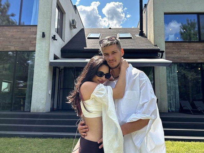 Тринчер і Волошин вперше провели екскурсію заміським будинком, який купили в липні