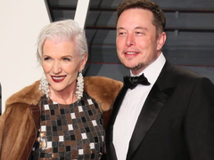 Wow!: Мама Илона Маска в костюме украинского дизайнера